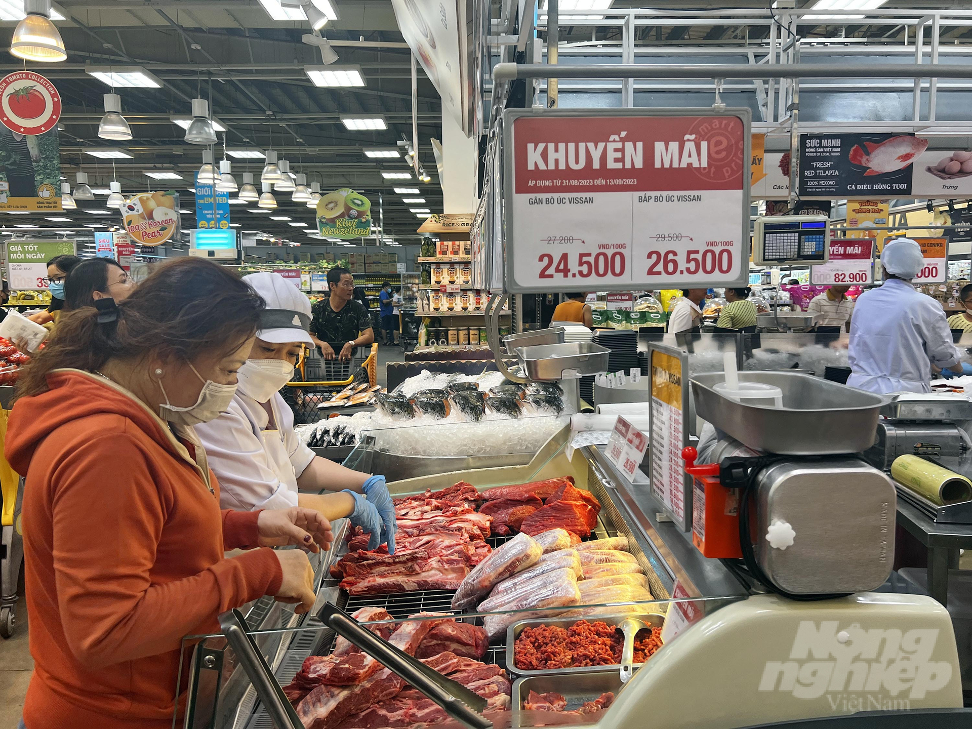 Siêu thị tung nhiều khuyến mãi, khách nườm nượp mua sắm dịp 2/9