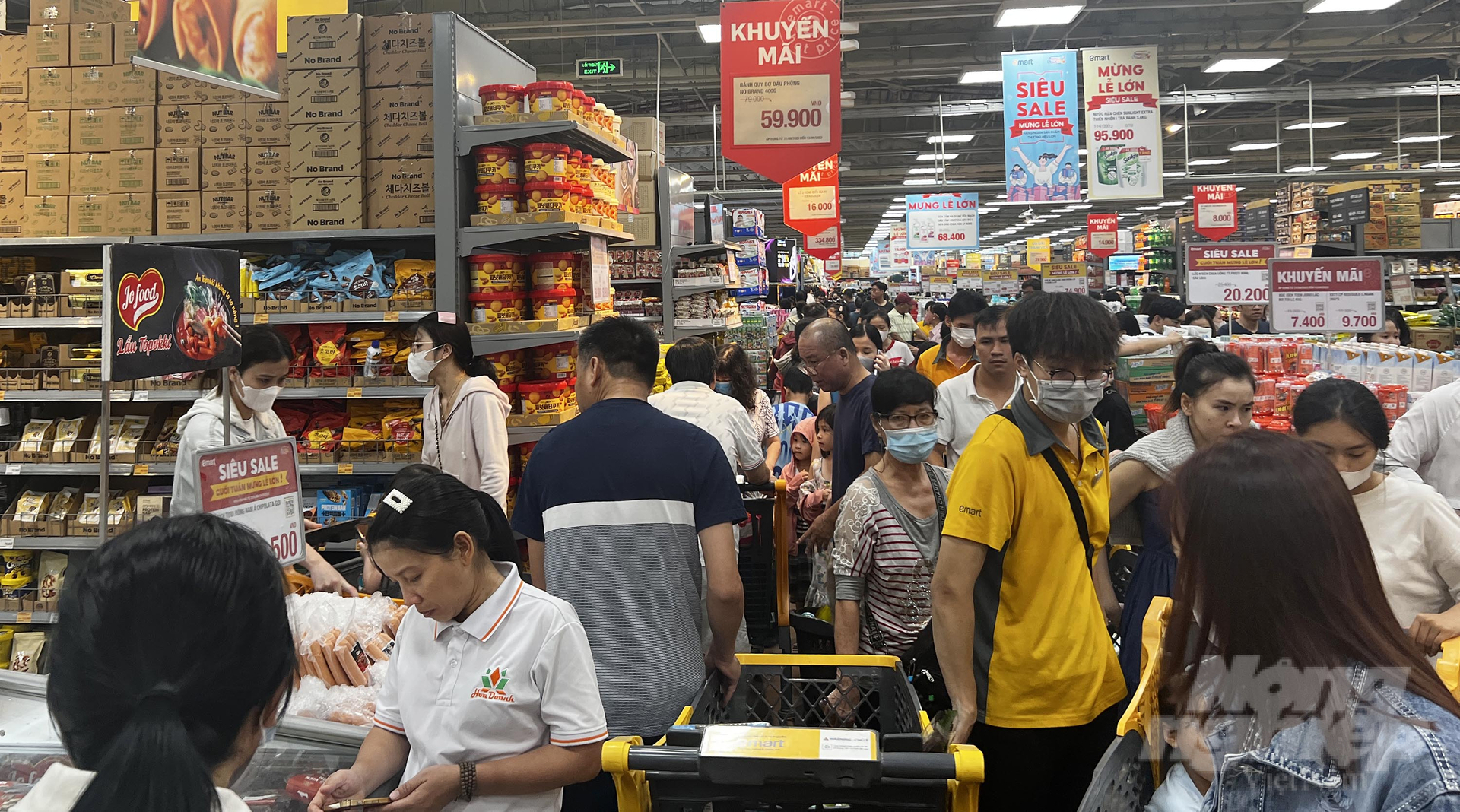 Siêu thị tung nhiều khuyến mãi, khách nườm nượp mua sắm dịp 2/9