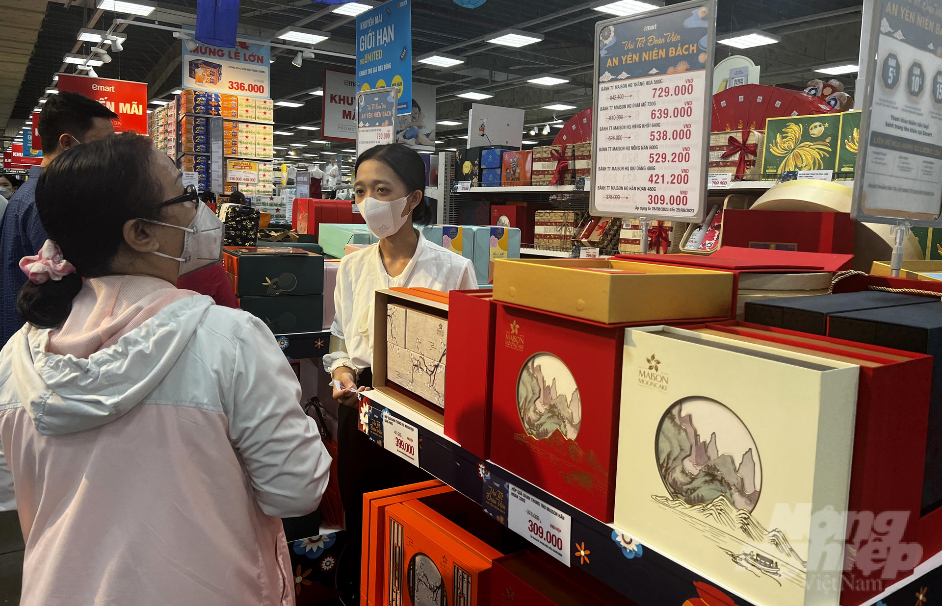 Siêu thị tung nhiều khuyến mãi, khách nườm nượp mua sắm dịp 2/9