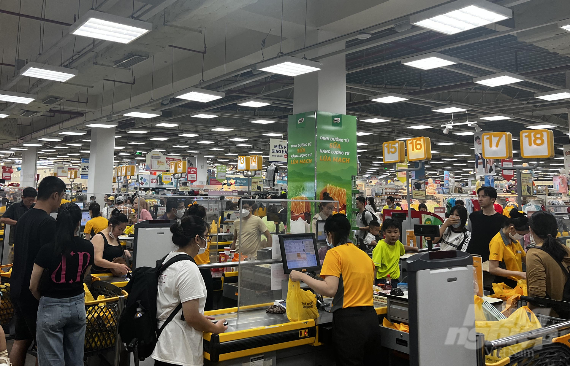 Siêu thị tung nhiều khuyến mãi, khách nườm nượp mua sắm dịp 2/9