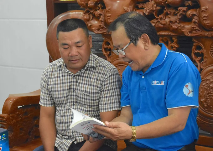 Cùng ngư dân thắp sáng đèn trên biển