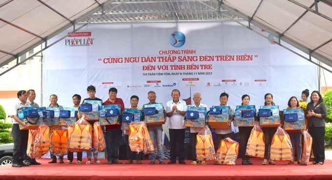 Cùng ngư dân thắp sáng đèn trên biển