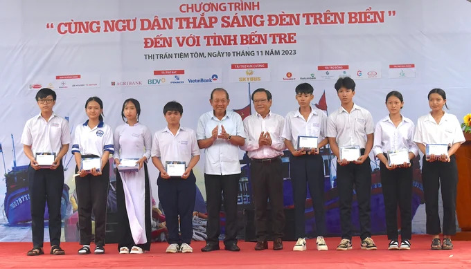 Cùng ngư dân thắp sáng đèn trên biển