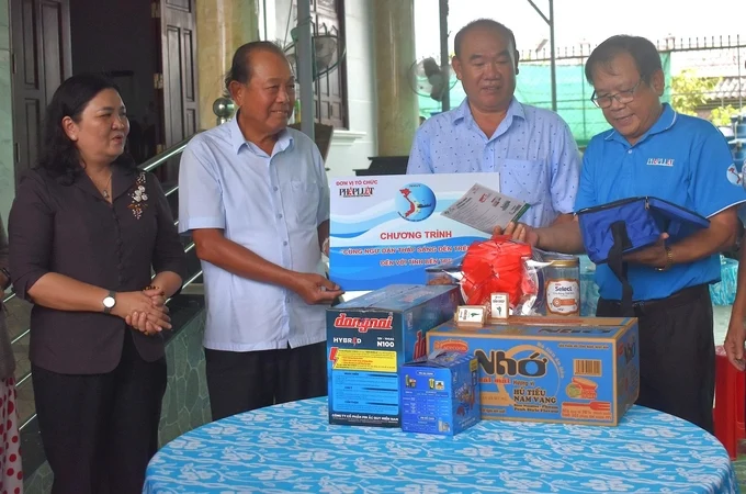 Cùng ngư dân thắp sáng đèn trên biển