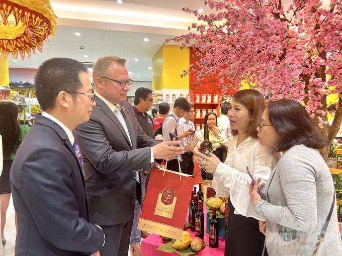 Doanh nghiệp lương thực, thực phẩm chào hàng Tết tại TP.HCM